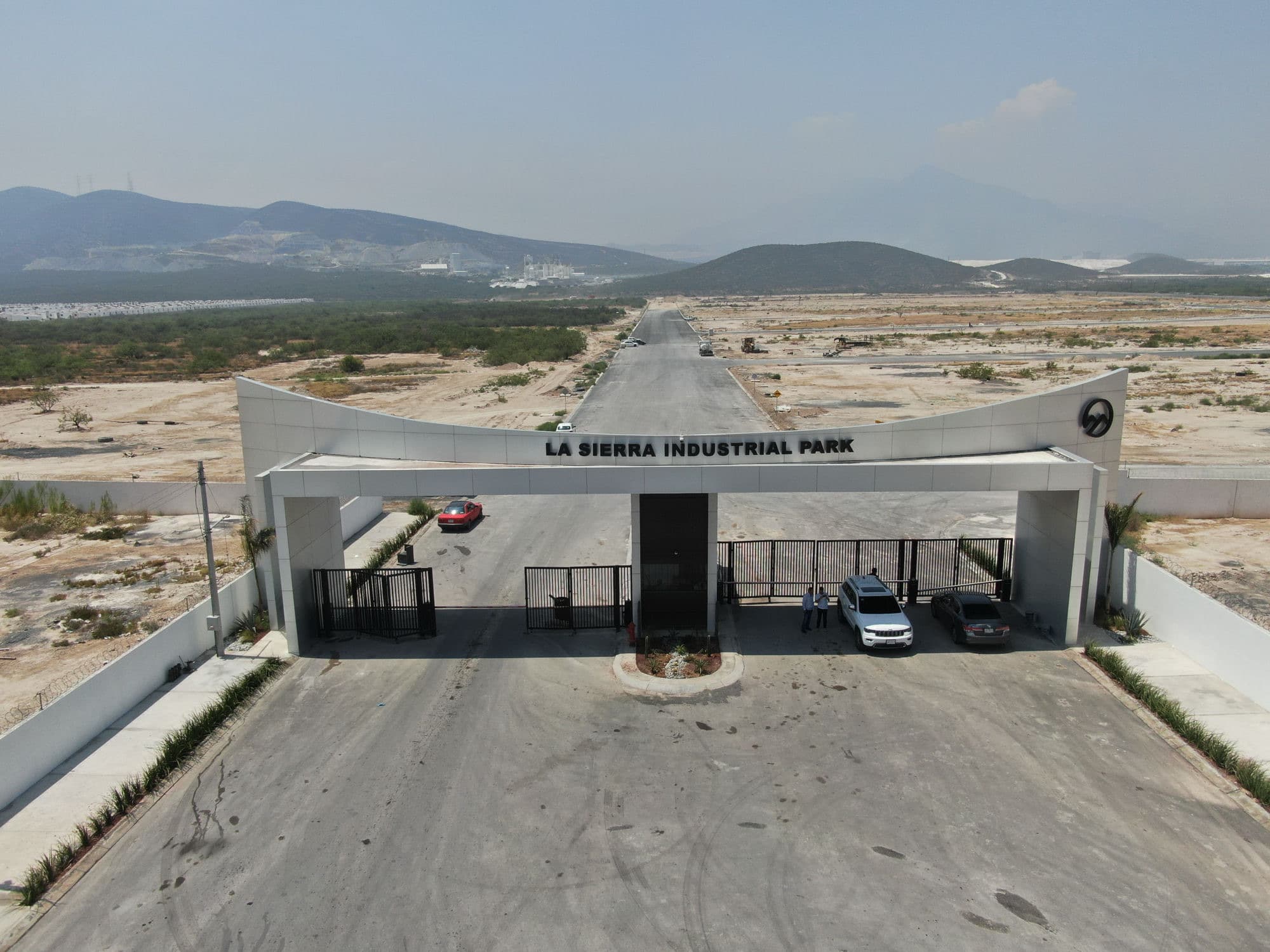 Portón y caseta de acceso terminados